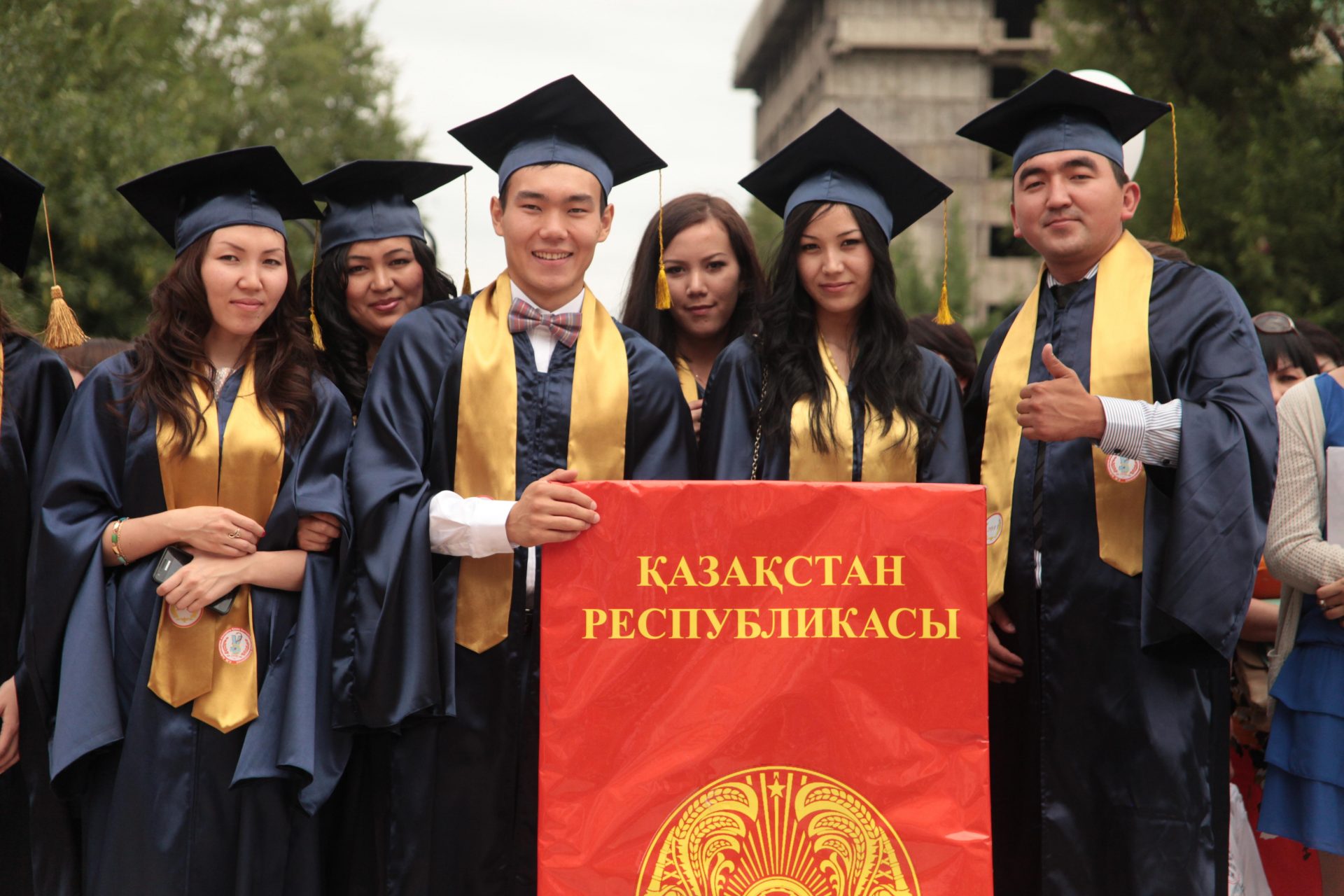 Студенты азиаты. Мантия выпускника. Казах студент. Студенты выпускники азиаты. Казахские студенты в США.